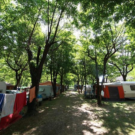 Отель Camping Chaulet Plage Berrias-et-Casteljau Экстерьер фото